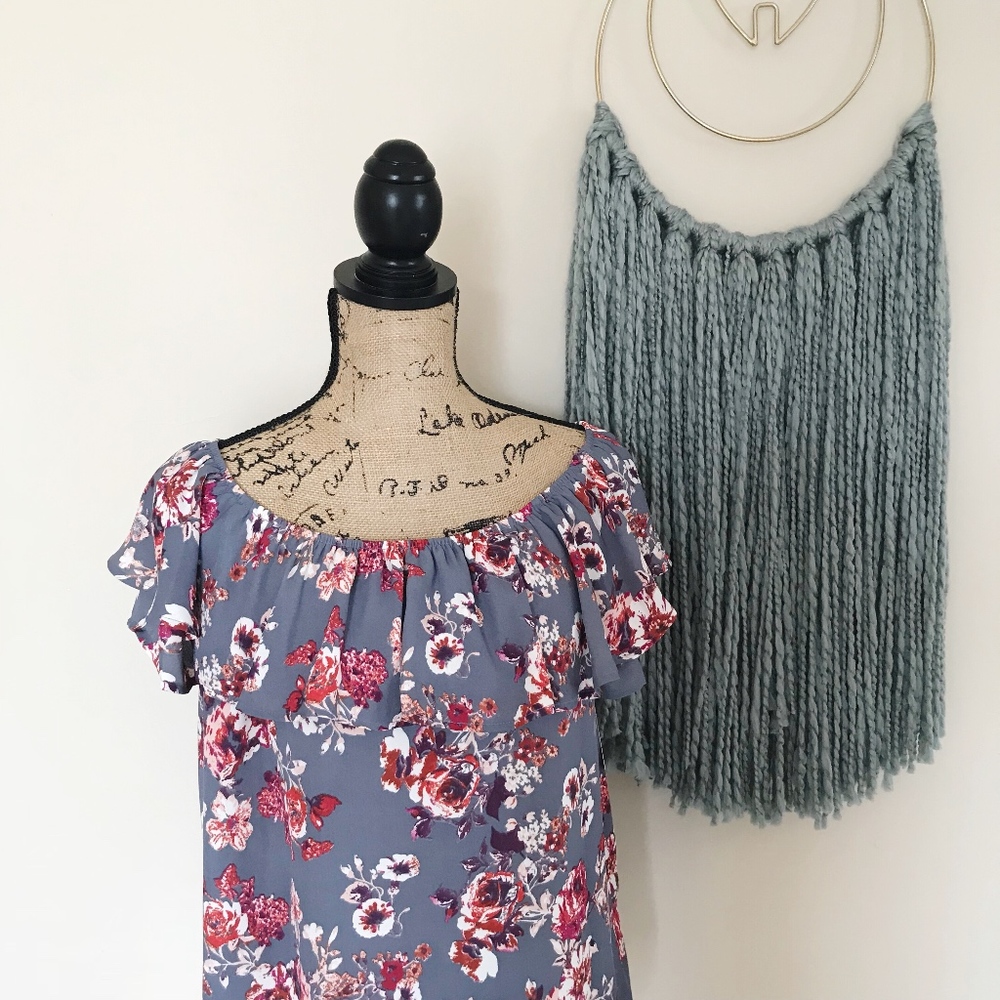 ◦ XHILARATION ◦ Floral open back blouse ✨NWT✨